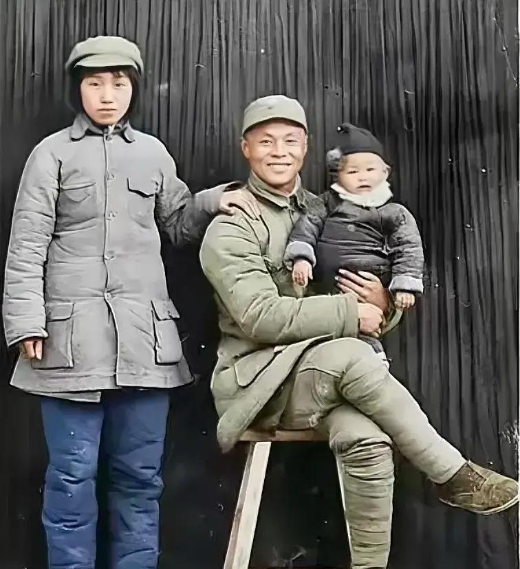 这是1944年延安的一张全家福：晋察冀军区骑兵团团长范昌标坐在木凳上，怀里抱着年