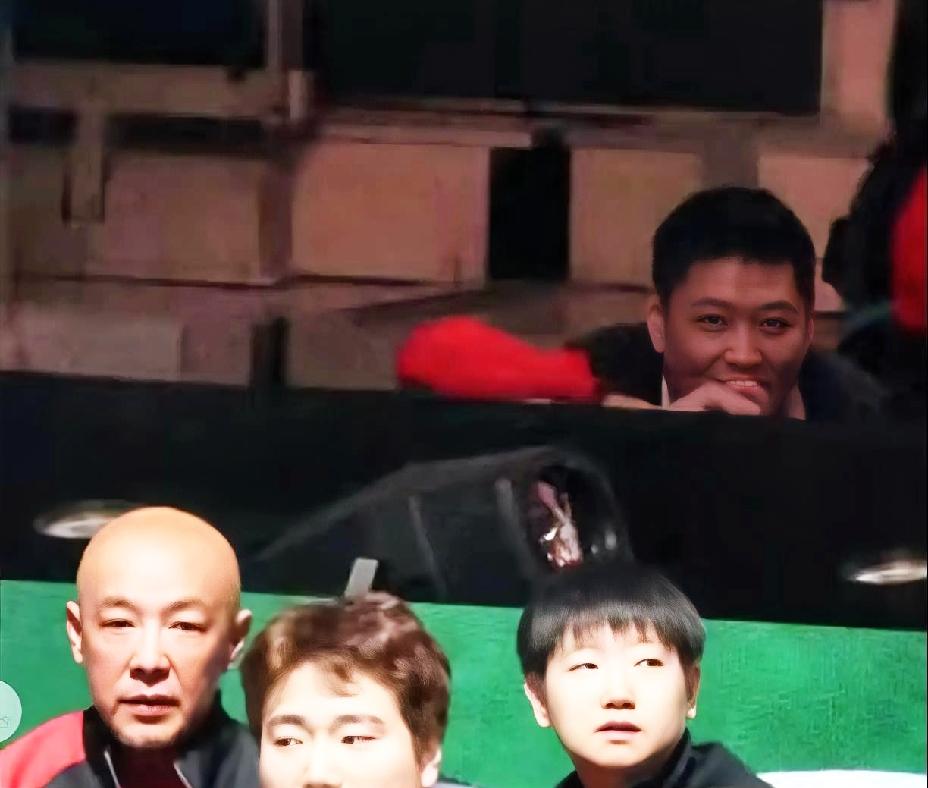 哈哈，这次混团Coco太“可怜”了，没有在场边做教练的机会，这张图真是“偷