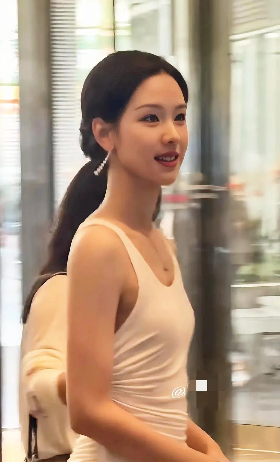 当今内娱颜值天花板！虽然身材有些看不明白，但是脸漂亮就行了。
