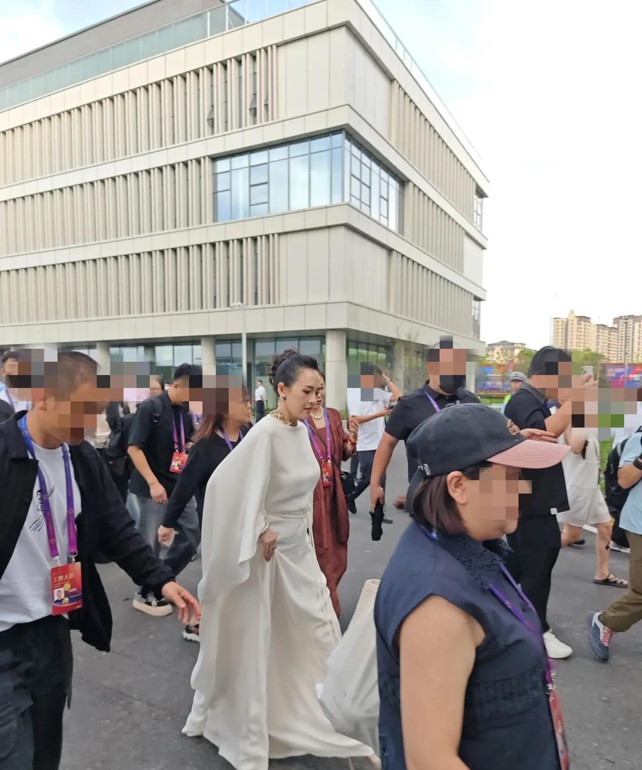 章子怡这阵势，一群工作人员围着她转，走路的步伐像大佬，不愧是C位女王。在章子怡