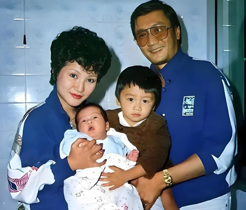 为什么我们总在失去后，才想起那个最不该弄丢的人？谢贤一句“和孩子不是很熟”，
