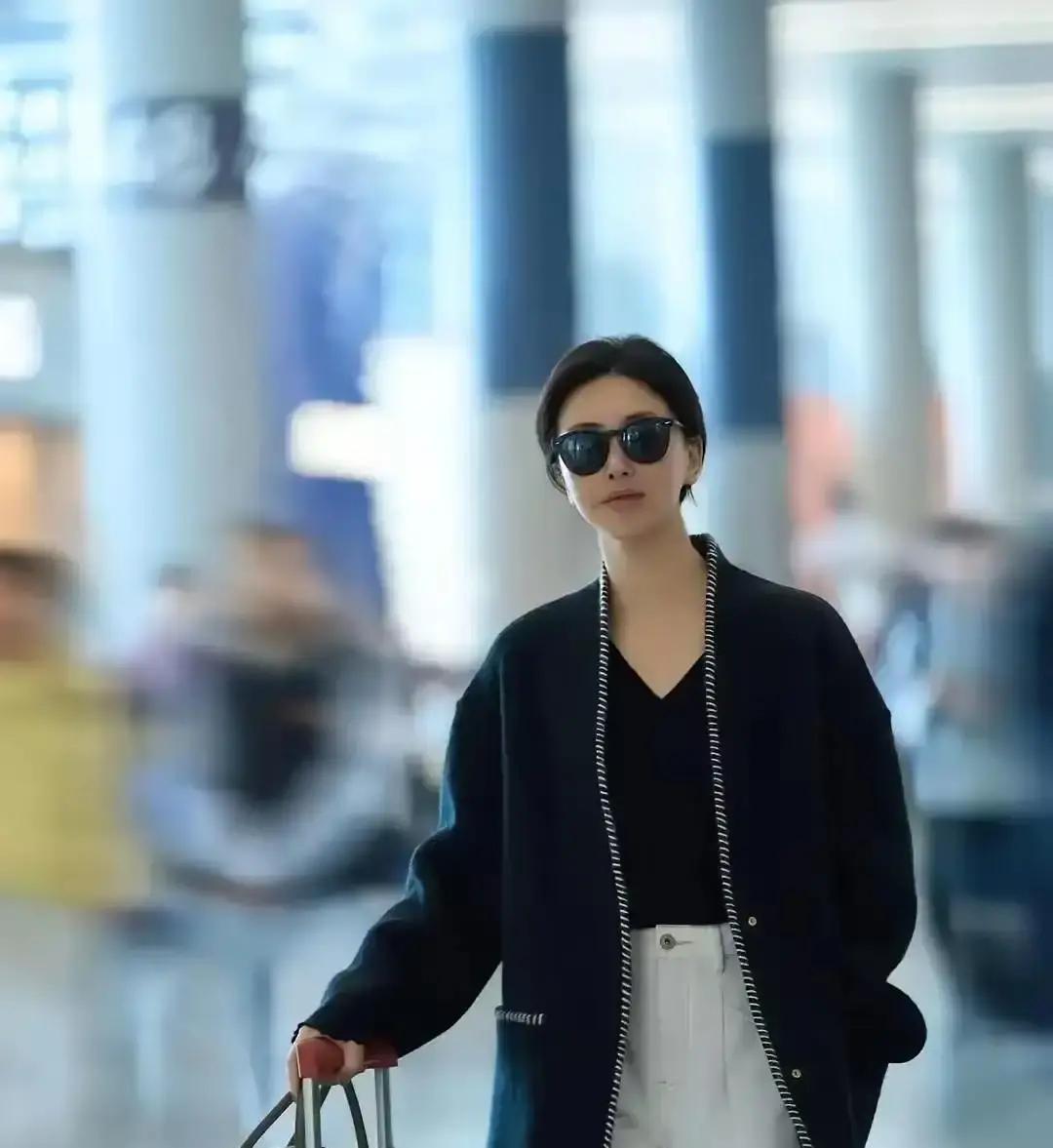 别再往衣柜里塞新衣服了。真正会穿的人，连“时尚”俩字都懒得挂嘴边。朱珠在