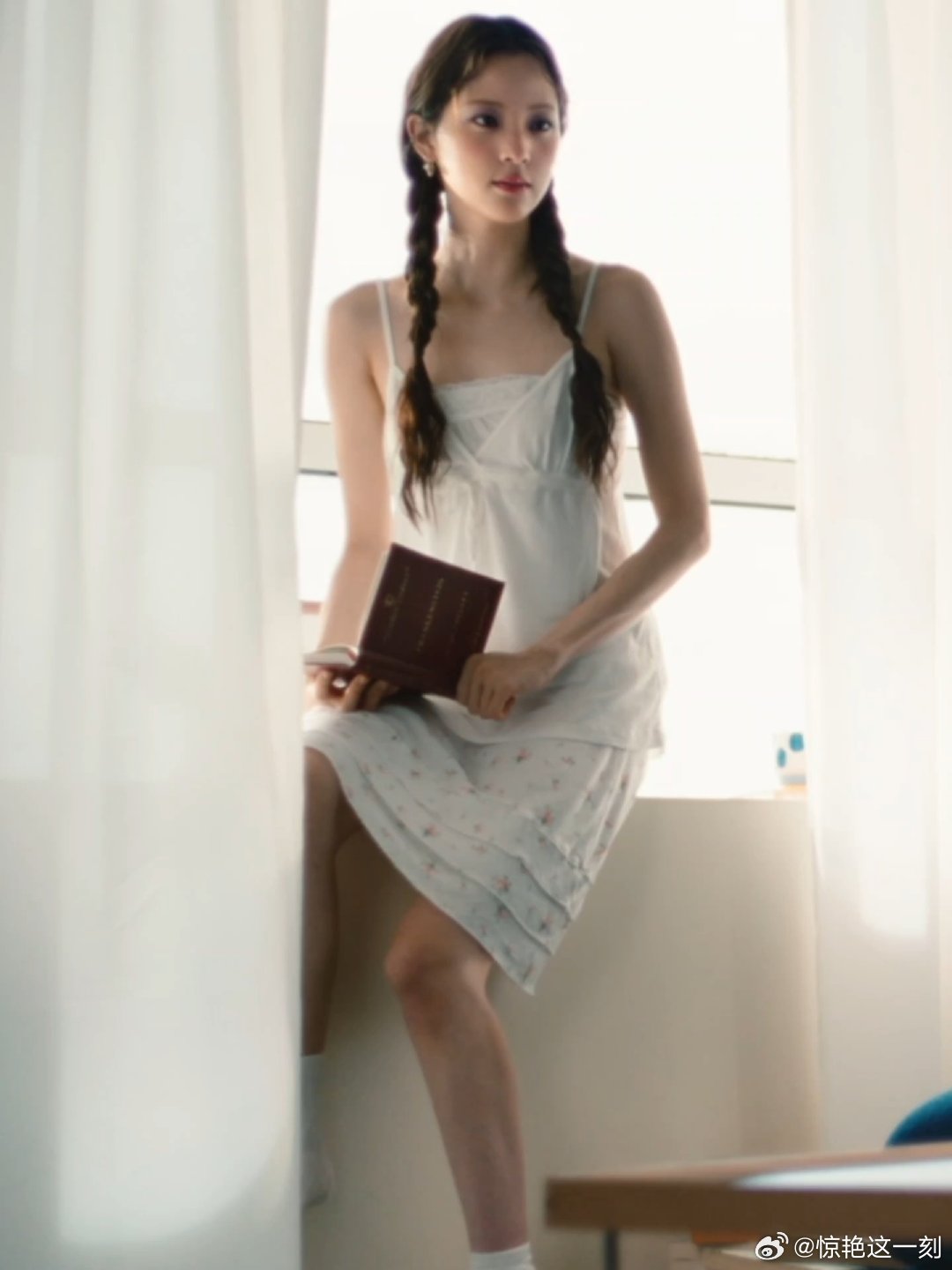 欧阳娜娜天猫七夕氧气少女感欧阳娜娜的情绪表达细腻又柔和，眉眼之间满是清甜的气息，