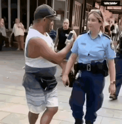女警执法真厉害男子秒怂哇塞！这女警也太飒了吧！眼神里都