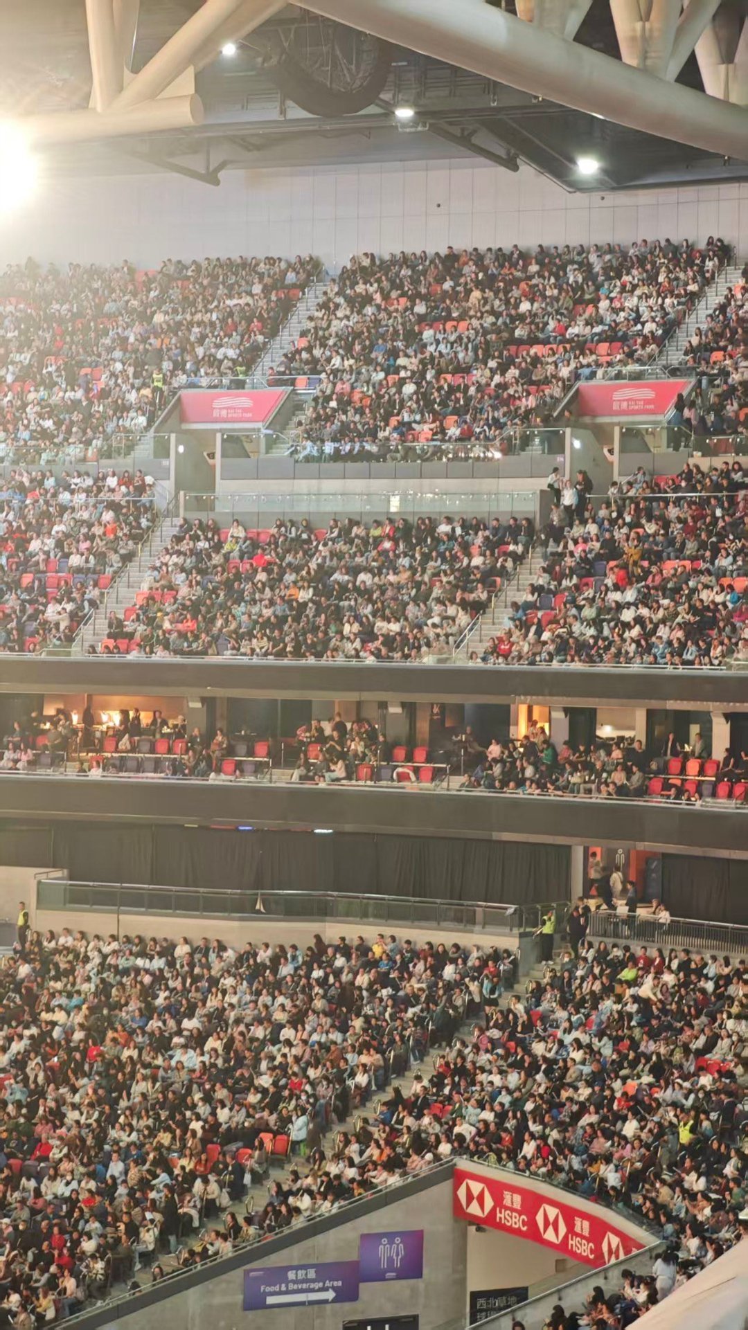 周深香港上座率口碑发酵的必然结果！香港演唱会现场人气沸腾，一票难求的盛况便是对