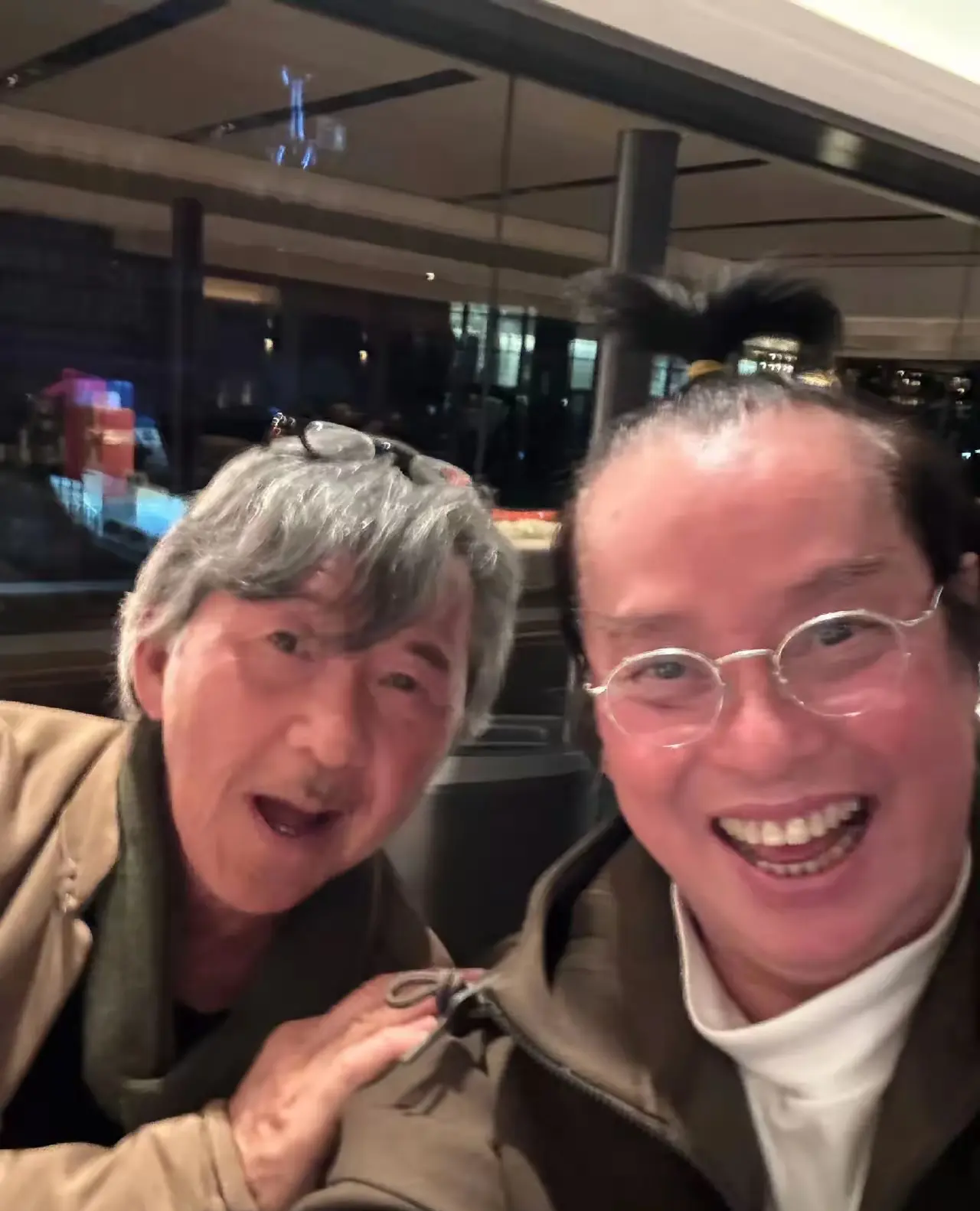 歌手谭咏麟的发型，看着怪怪的
