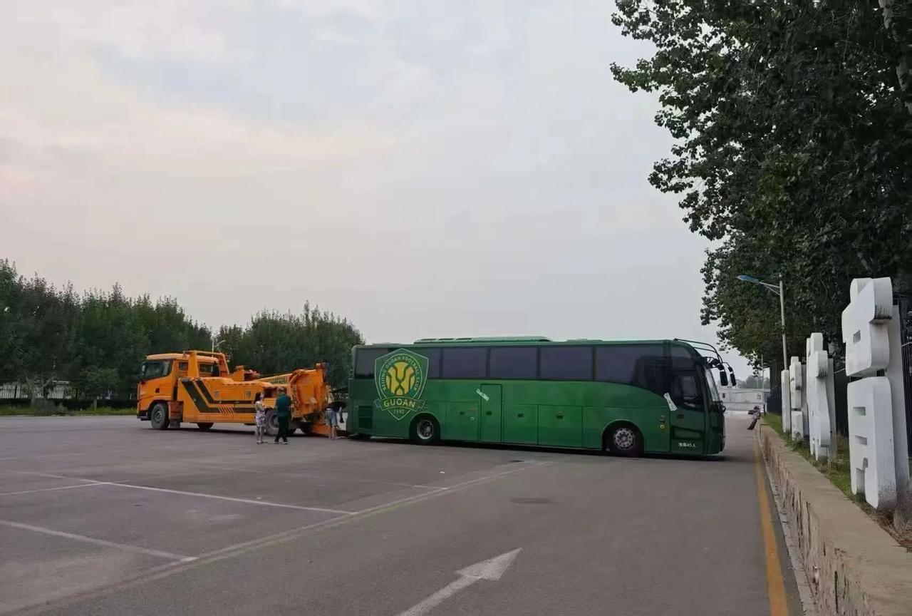 北京国安队车果然被拖走了，不是坏了去修理而且被查封了，现在国安只能租车出行，为什