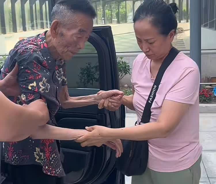 杨少华临终前的一张留影，骨瘦如柴行动不便还被儿子安排各种的商演