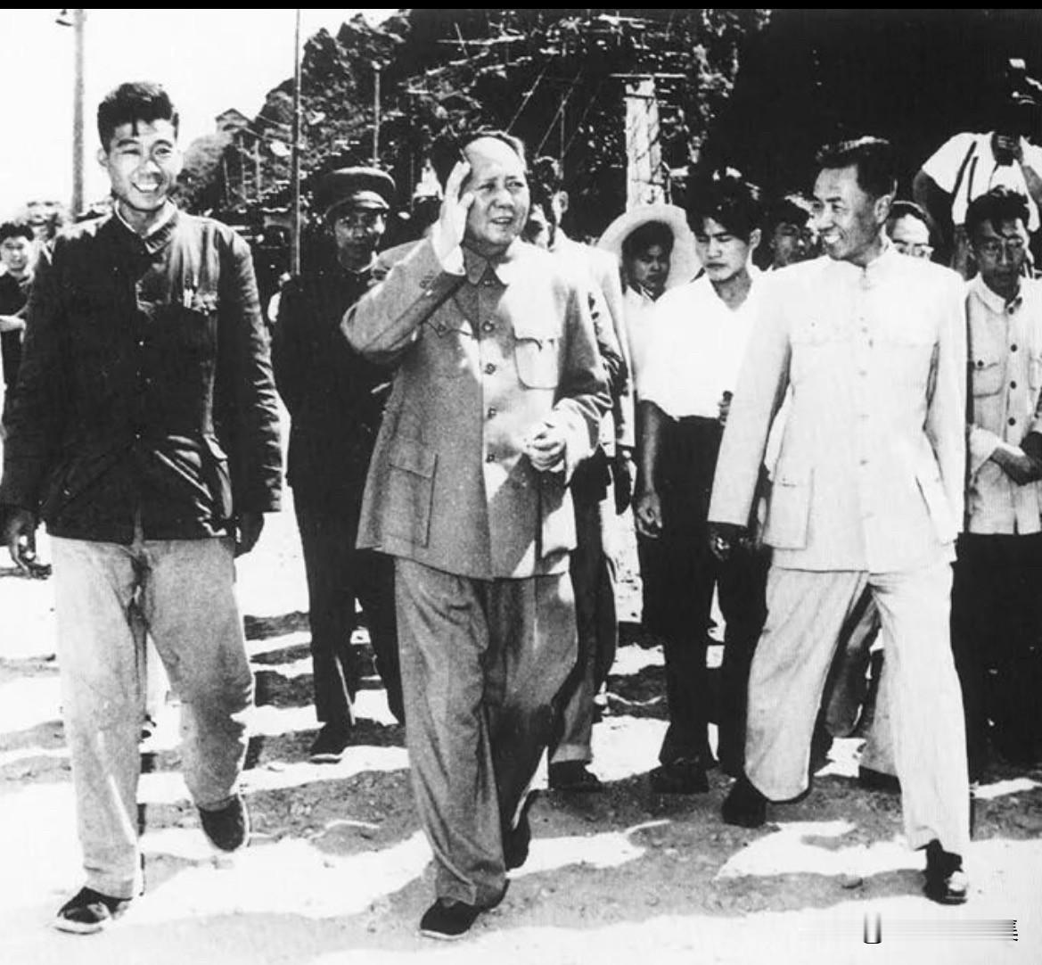 1959年9月10日，郑天翔陪同毛泽东主席视察密云水库。视察中，毛主席指着周围山