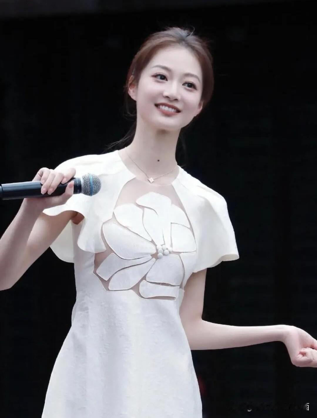 作为中国传媒大学的校花，冯琳在颜值上比龙洋高，她也是一名有才华的女主持人，不仅脸