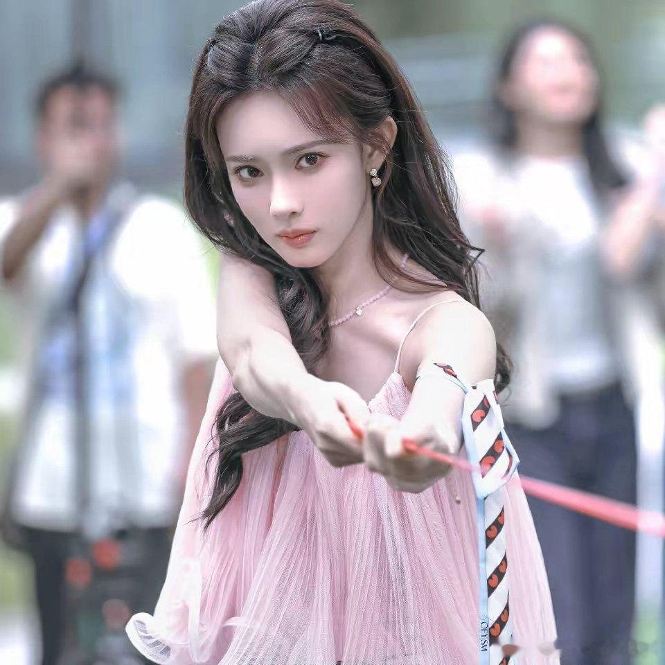 《爱在无尽夏》孟子义现代妆返图，看完只想说一个字“美”。当然孟子义的颜值不只是一