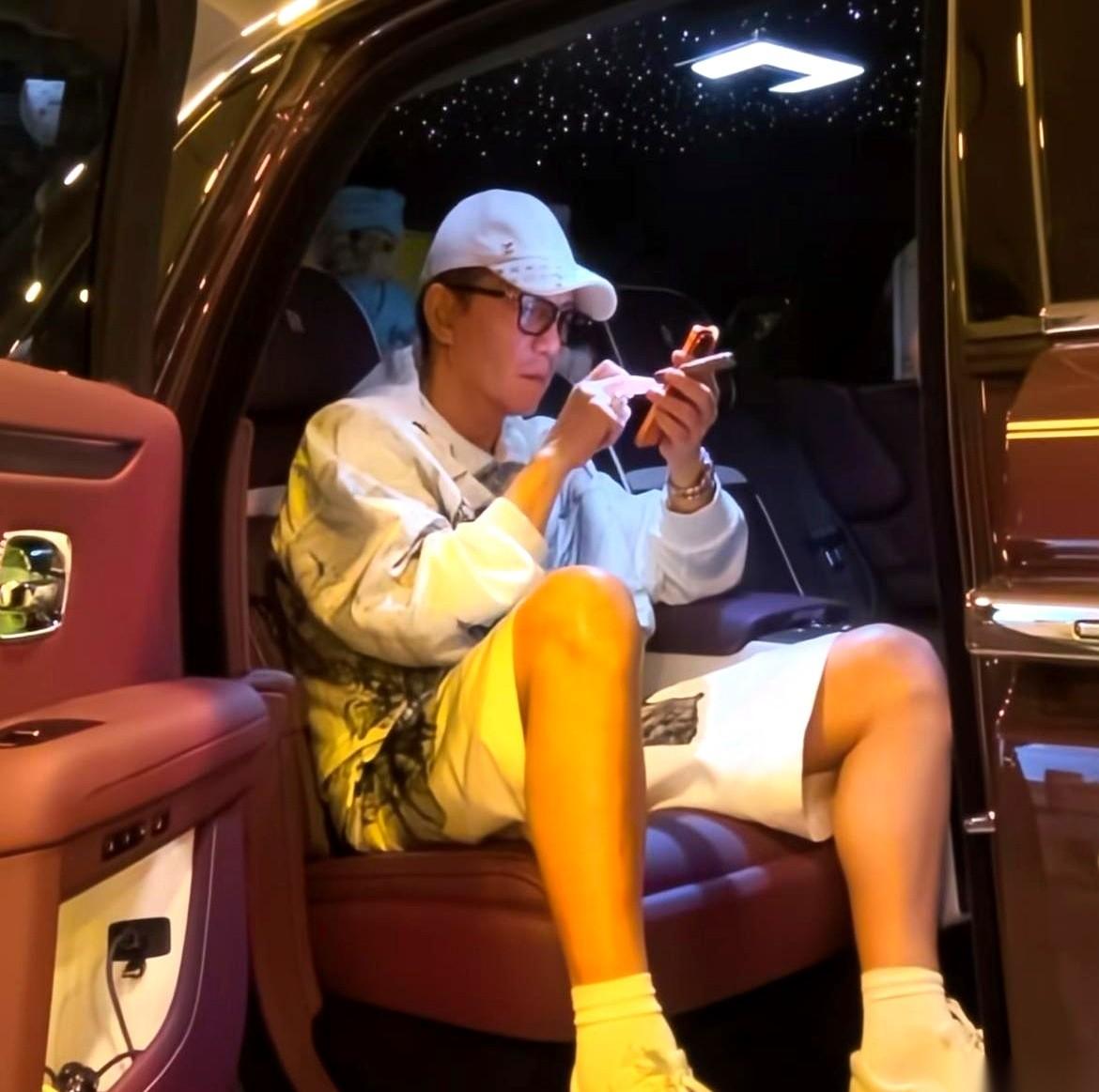 劳斯莱斯的星空顶亮得刺眼。镜头前，一个男人上身长袖下身短裤，看似漫不经心地嘬着