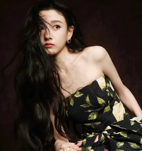 宋祖儿现身上海活动黑裙造型灵动少女