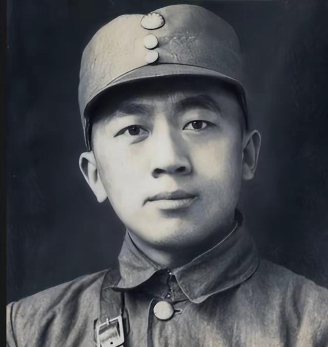 1944年，卧底敌营四年的施亚夫查哨归家，伪军副师长夫人潘宜娟突然拽住他低语：“