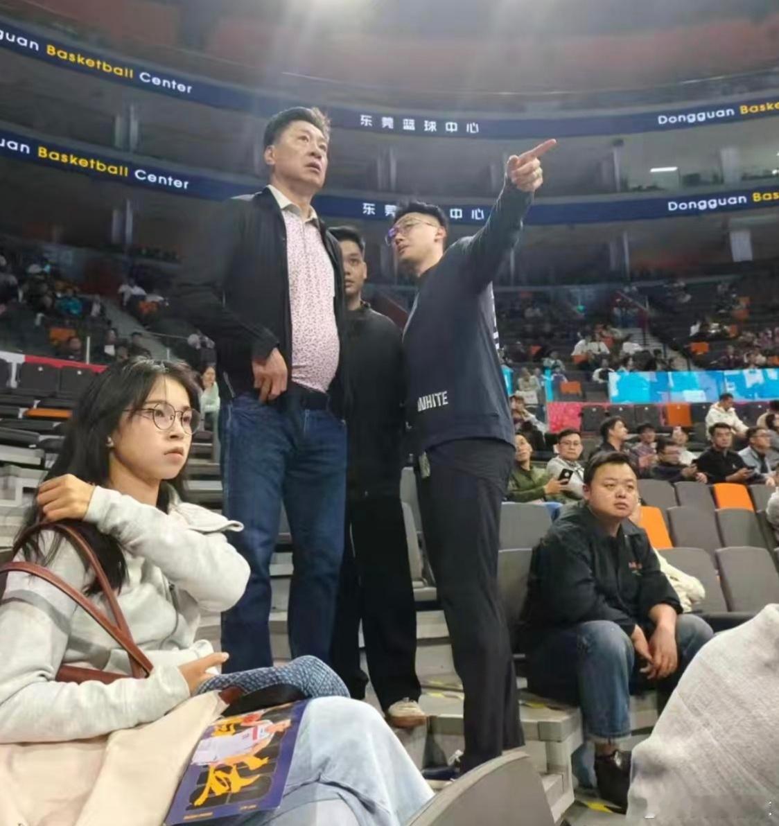 好久不见，李春江指导现身东莞篮球中心，看起来精神还不错，杜锋指导也早早来到球馆观