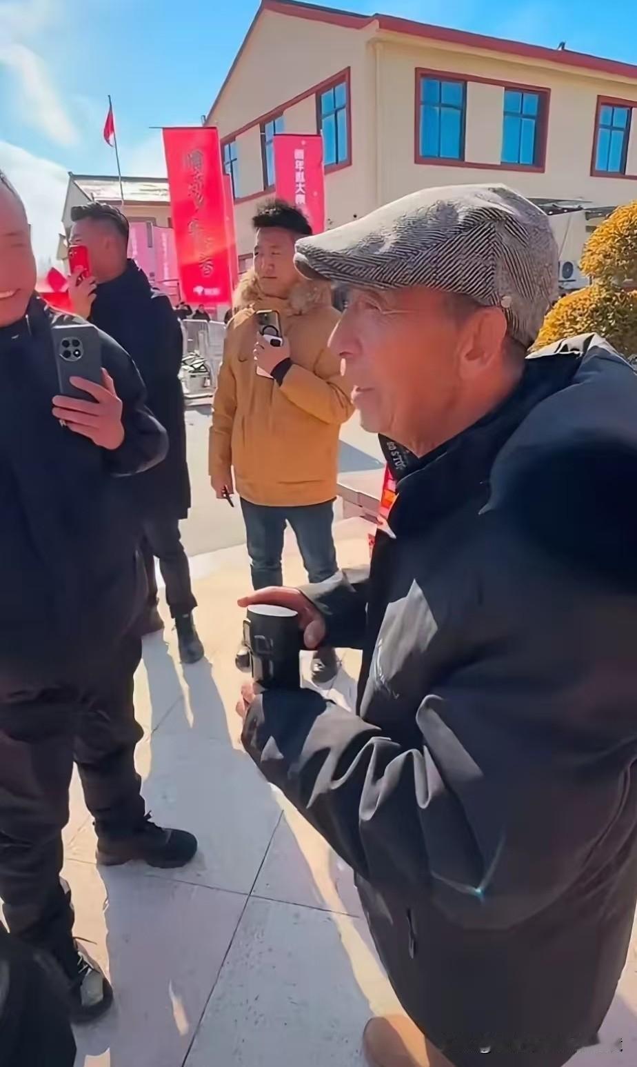 原来东哥也是一个记仇的人，每年东都要给光明村的村民发年货，而且光明村每个老人都有