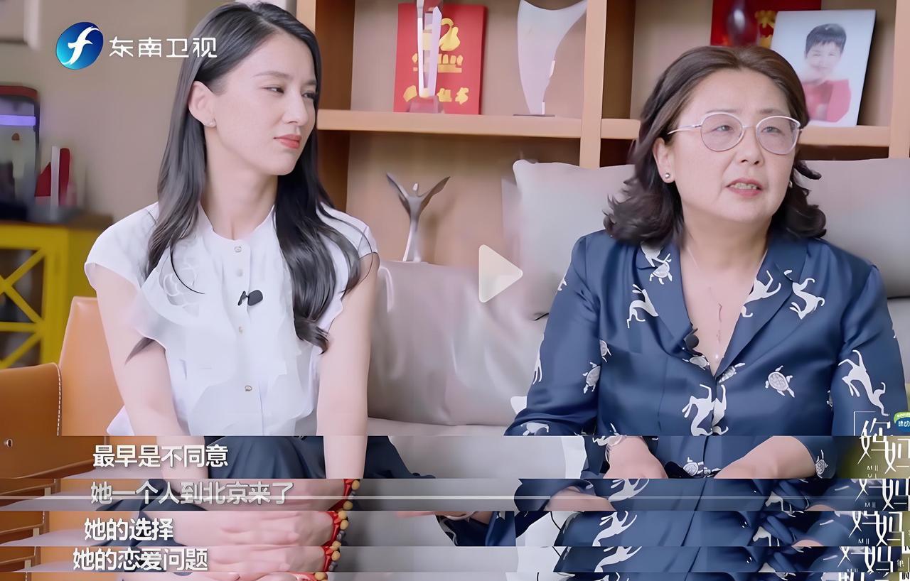 邓传里说：“黄圣依要去北影学表演的时候，我是极力反对的。首先，我们是知识分子家