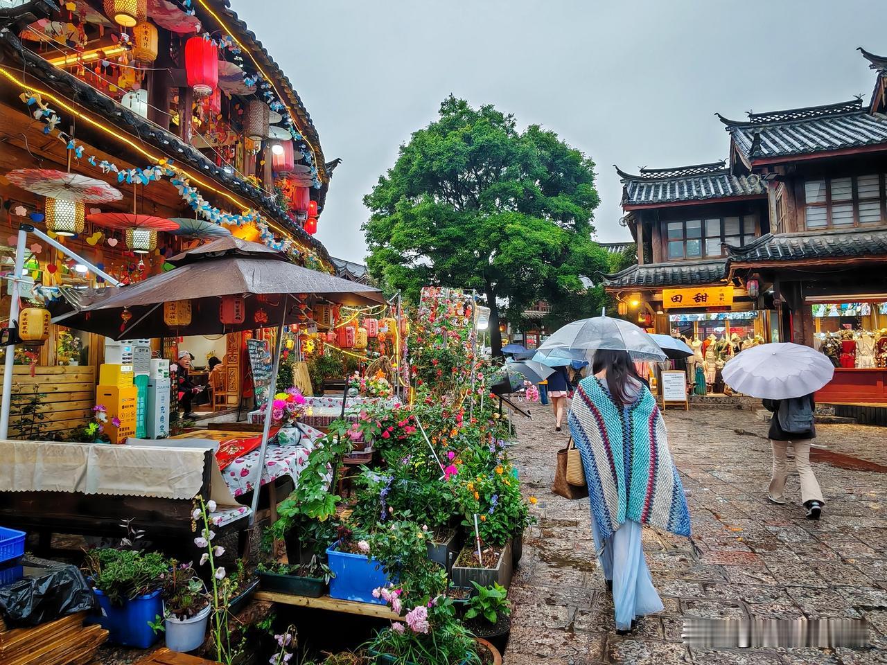 《雨夜丽江》丽江古城被绵绵细雨包裹着，雨丝不像是落在地上，像是飘在了梦里。雨