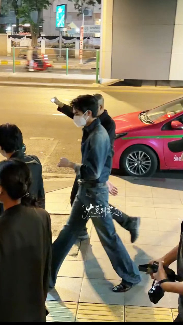 妈呀网友偶遇到的在泰国拍摄下班的宋威龙好长一条人啊威龙欧巴….🤤网友偶遇泰国