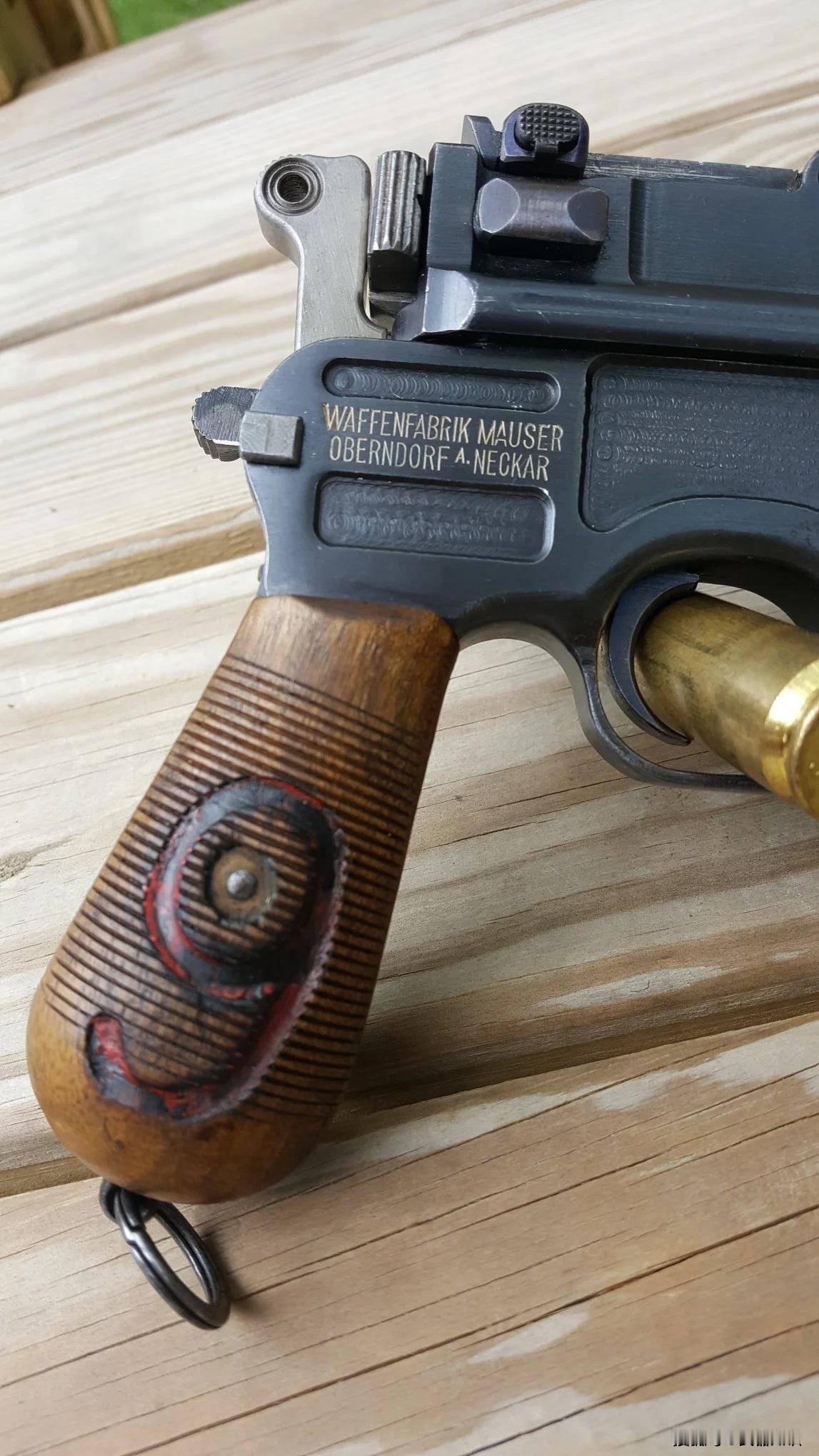 这才是一款真正的毛瑟96自动手枪，它可是武器界的传奇。这枪诞生于19世纪末，由德