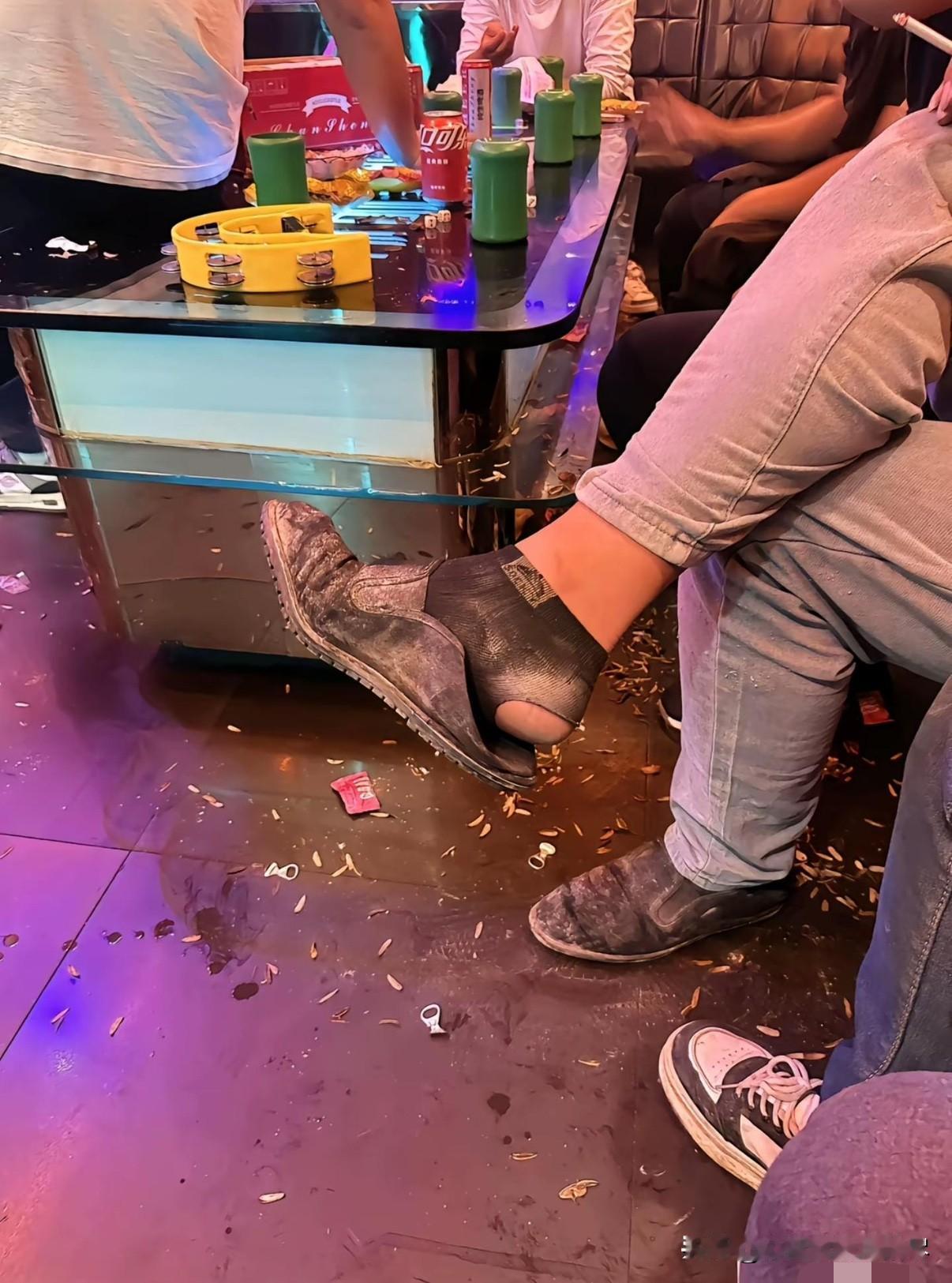 你们身边也有这样的人吗？这哥们的消费观真是让人看不懂，辛辛苦苦干了一个多月的