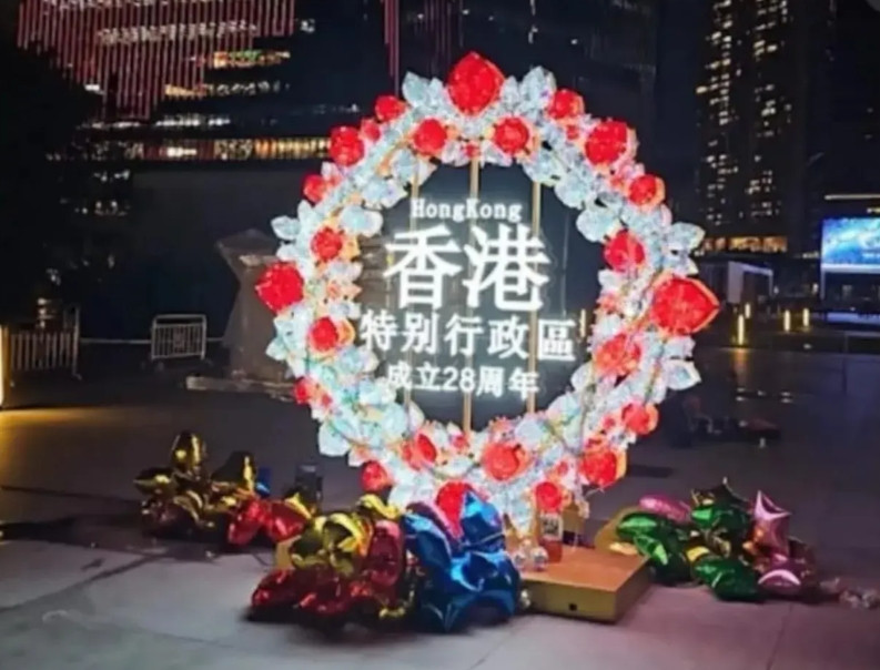 俗话说得好:庙小妖风大，水浅王八多！7月1日，香港回归28周年纪念日！香港街