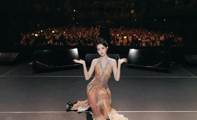 哇！​啊啊啊啊，这个孟子义太好了吧！把见面会大合照放C位​​​​