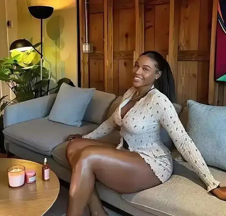 别再信“颜值即正义”了，顶层玩家早换了赛道。57岁的哈莉·贝莉，没躺在“最美邦