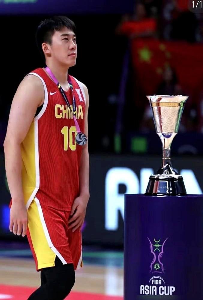 半夜三更敲响国家队主帅郭士强的房门，这个连CBA都没打过的毛头小子。别人打完球