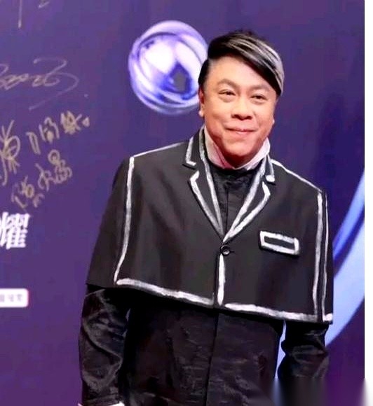 黎明在节目里被蔡康永拿牙齿开涮，当场反问对方是不是只吃鸡肉不吃鸭子。平时最擅长拿话套别人的蔡康永，当