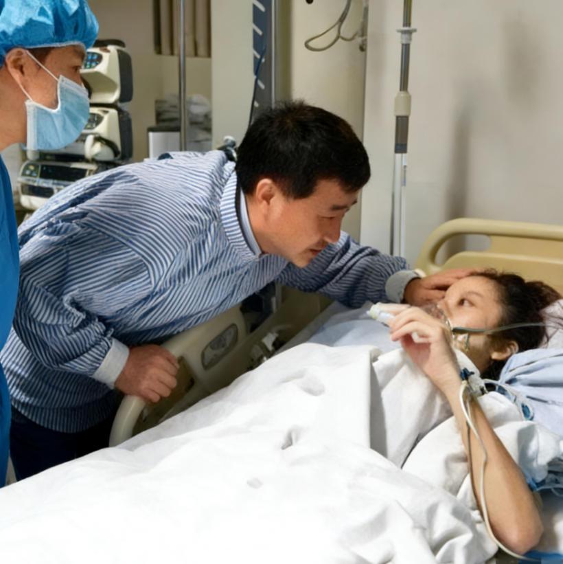 2015年，歌手姚贝娜病重期间，主治医生前来查房，一张罕见的留影，镜头中的她身上