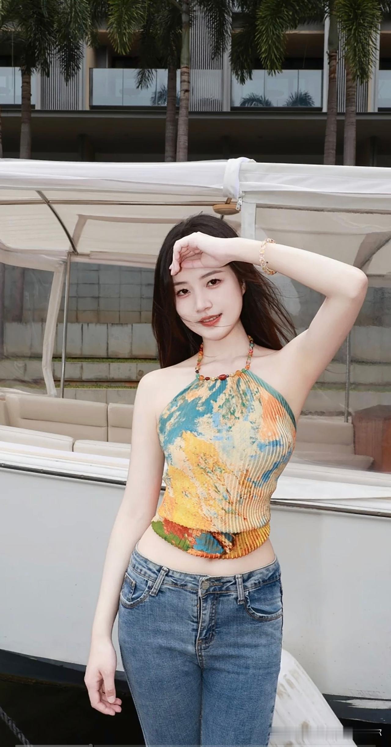夏日游艇派对，色彩斑斓的泳装，阳光下的美妙时光