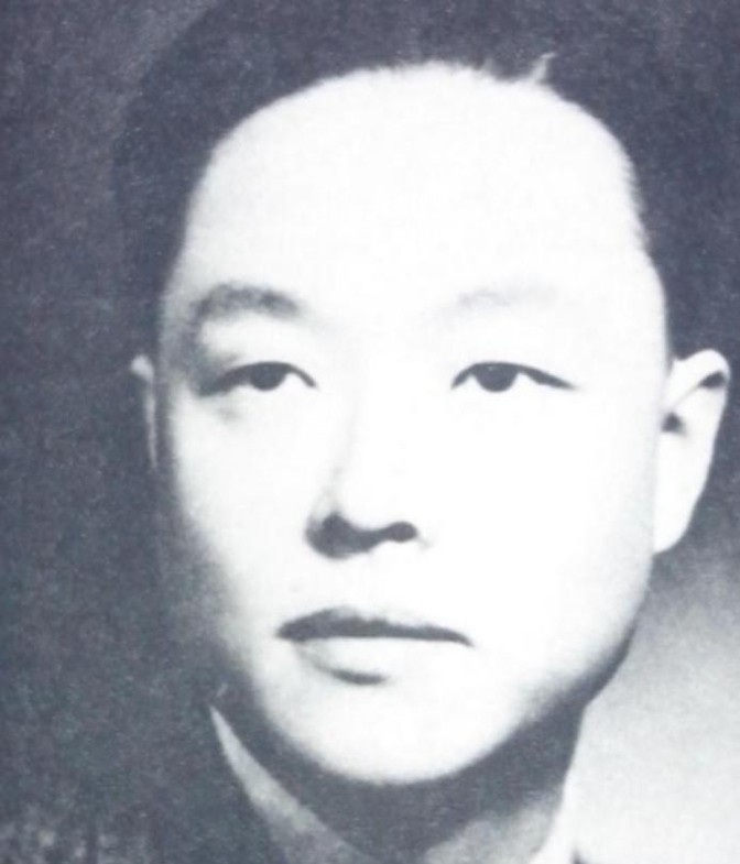 1946年8月，大汉奸万里浪被枪决后，家人在收殓时，却发现这不是万里浪尸体。特务