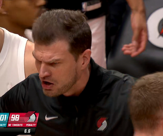 开拓者主帅斯普利特真是怒不可遏！在今天开拓者主场迎战黄蜂的比赛中，当时比赛进行到