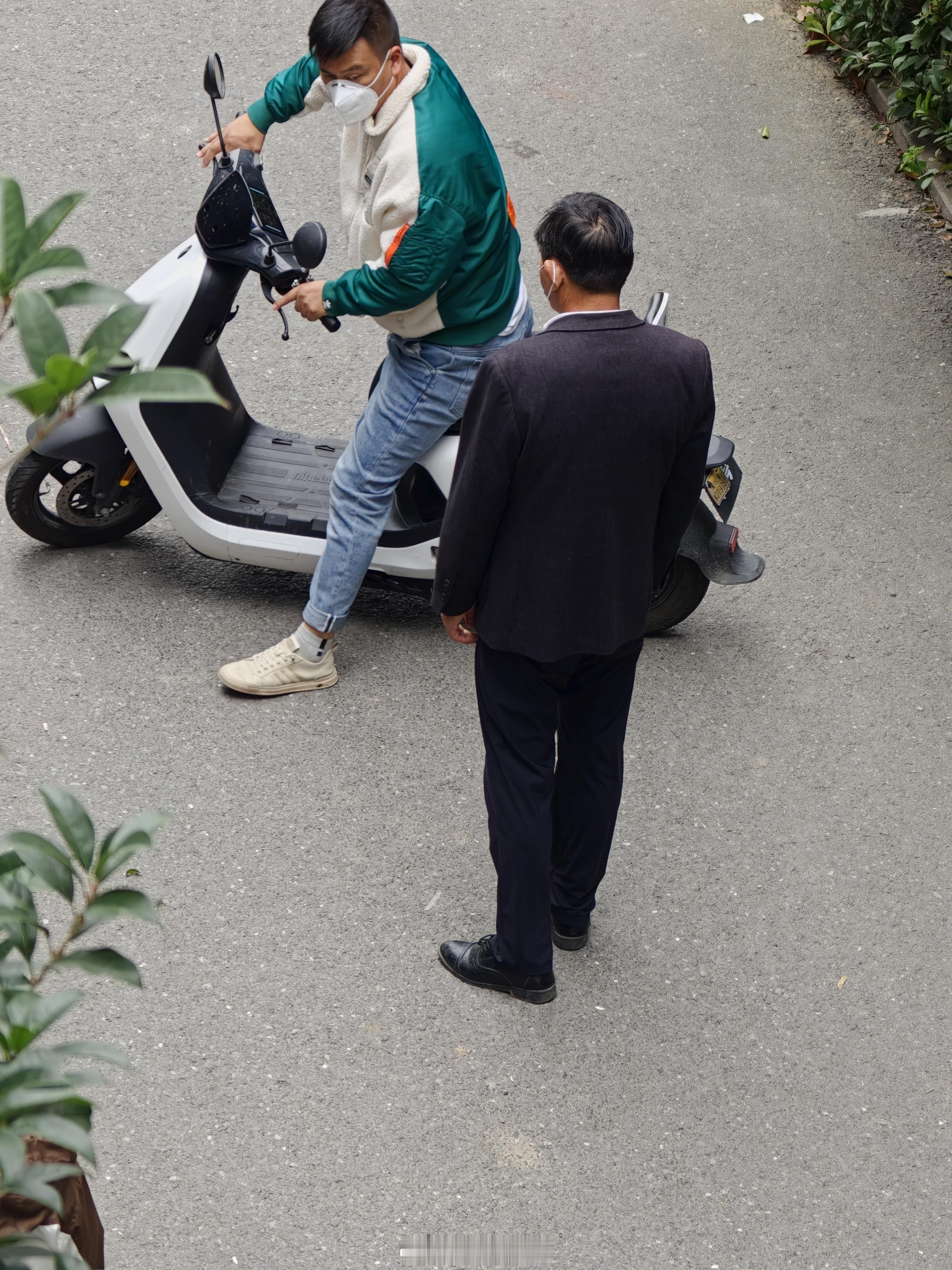 有长焦就是爽[doge]拍到破洞蓝S了哈哈哈​​​