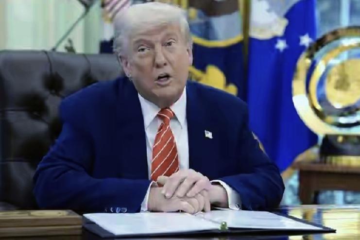 新消息,特朗普放话:“中国逼我派三艘航母过去!”话音还没落地,自家战机先连着摔了