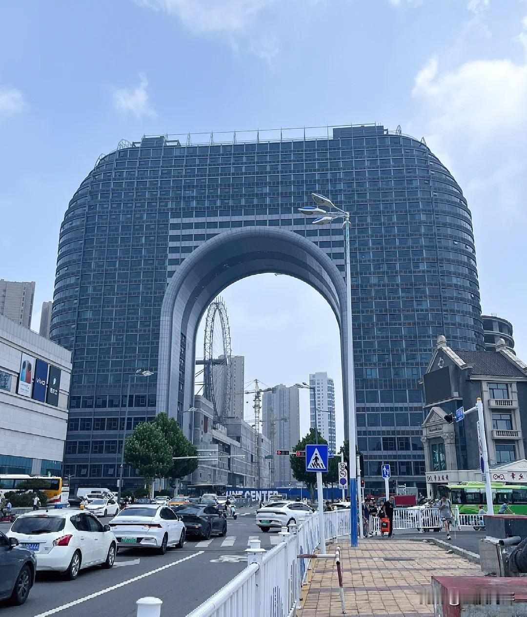 不懂就问，山东泰安市这个建筑有什么寓意吗？走出泰山火车站就看到这个建筑，感觉很