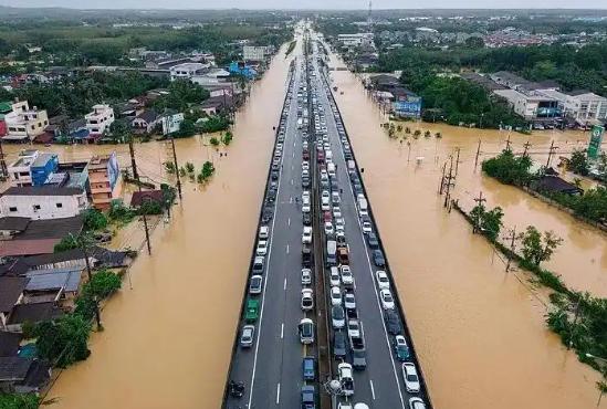 泰国宣布了！ 泰国南部地区连日来遭暴雨侵袭，11月25日泰国政府宣布宋卡府进