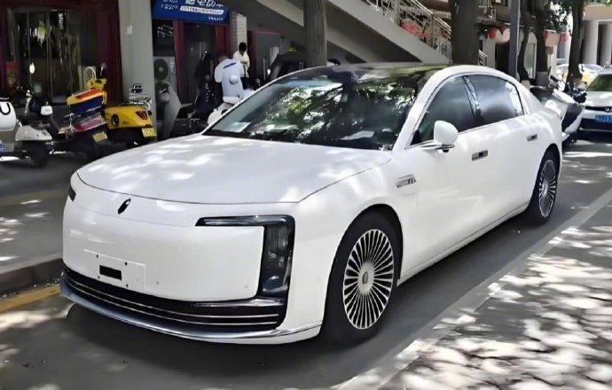 白色的尊界S800实车