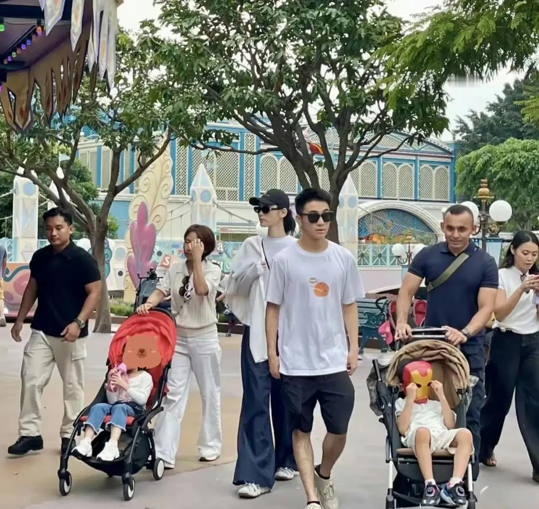 何猷君和奚梦瑶一家四口出门游玩的标配：至少是要2个保姆加2个保镖，他们家每次去哪
