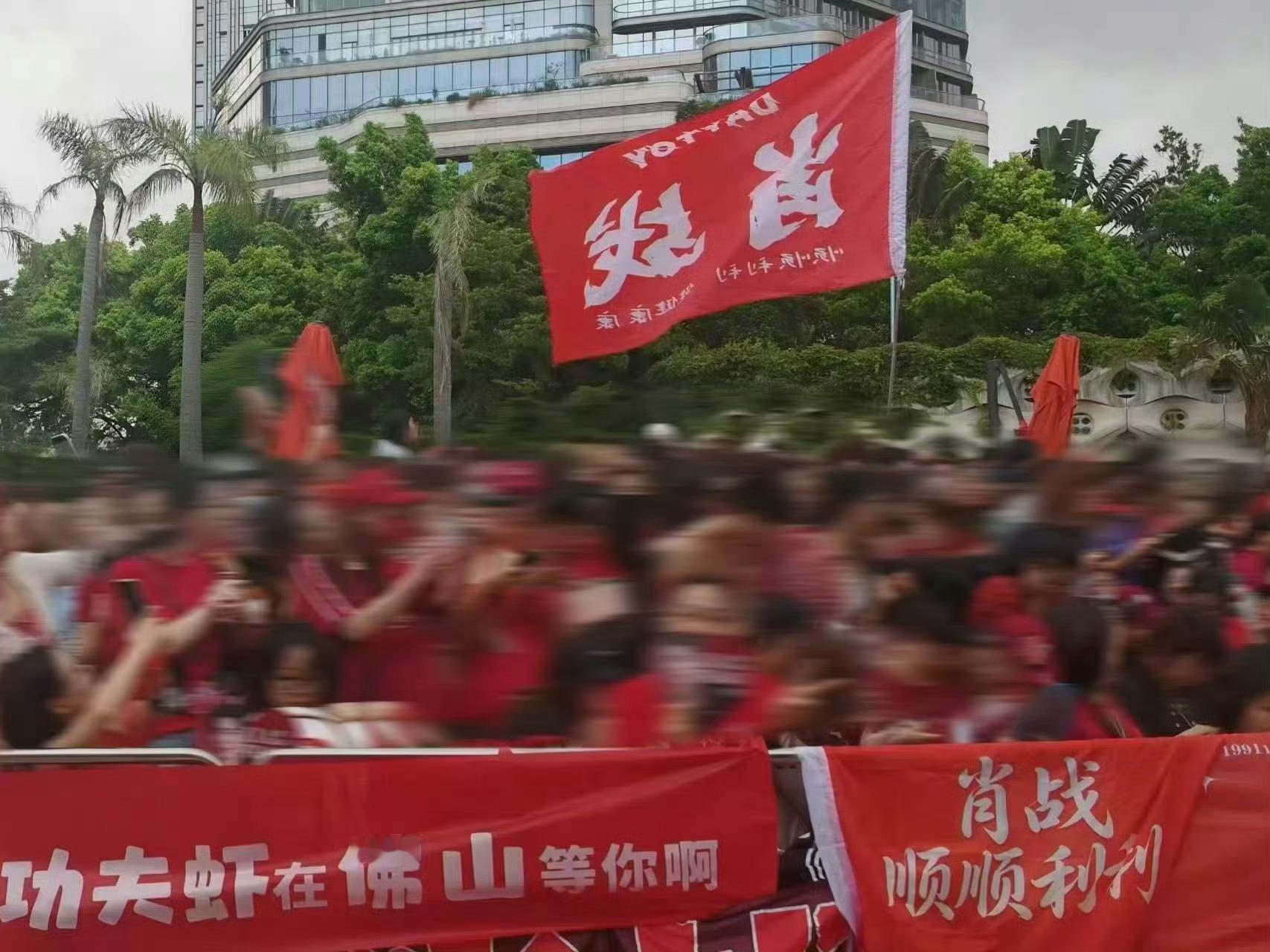 肖战来香港了离我很近很近但腿受伤了去不了好难受8年了我还没见上一面呢