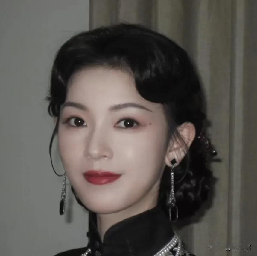 陈瑶真的是被蹉跎太多年了，当年和她搭档的张若昀早已经成为一线演员了，唯独她被落下