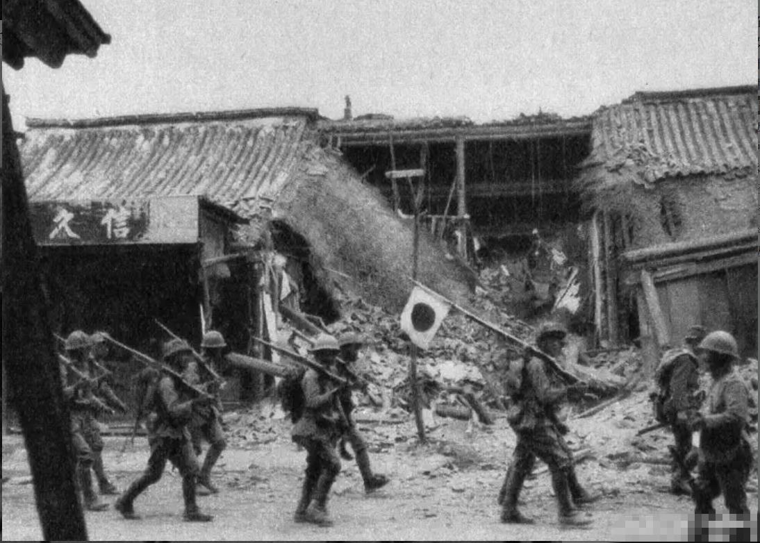 侵华日军四处放火烧毁中国的房屋图中是1937年8月，日军攻陷河北张家口市怀来县