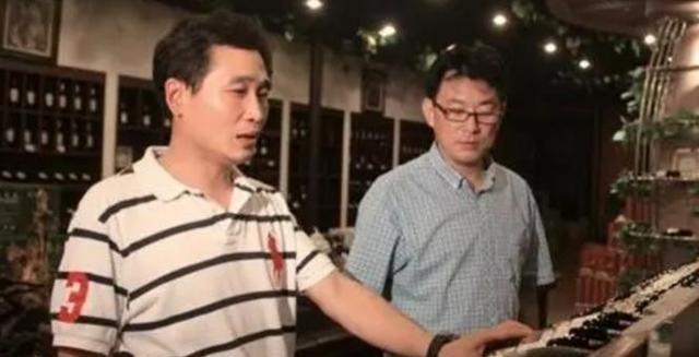 1987年，江苏月薪90元男子，拿出1000元，帮16岁少年开店，然而，2年后，