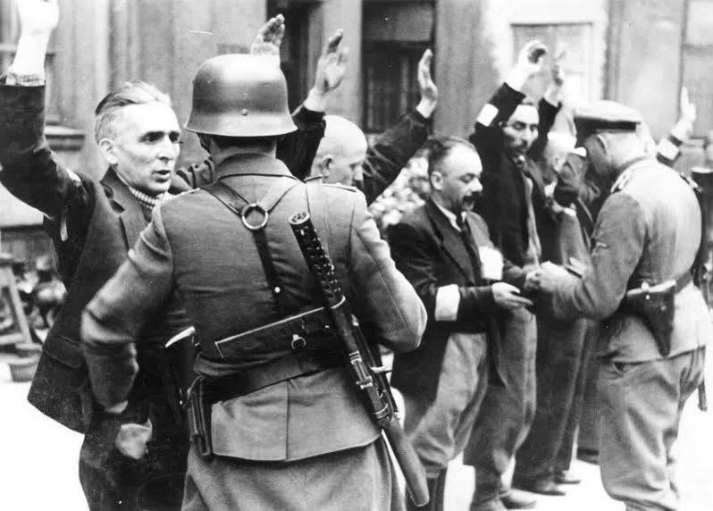 1943年纳粹德军正在华沙搜捕犹太人，戴钢盔的德军士兵背着的是MP28冲锋枪？