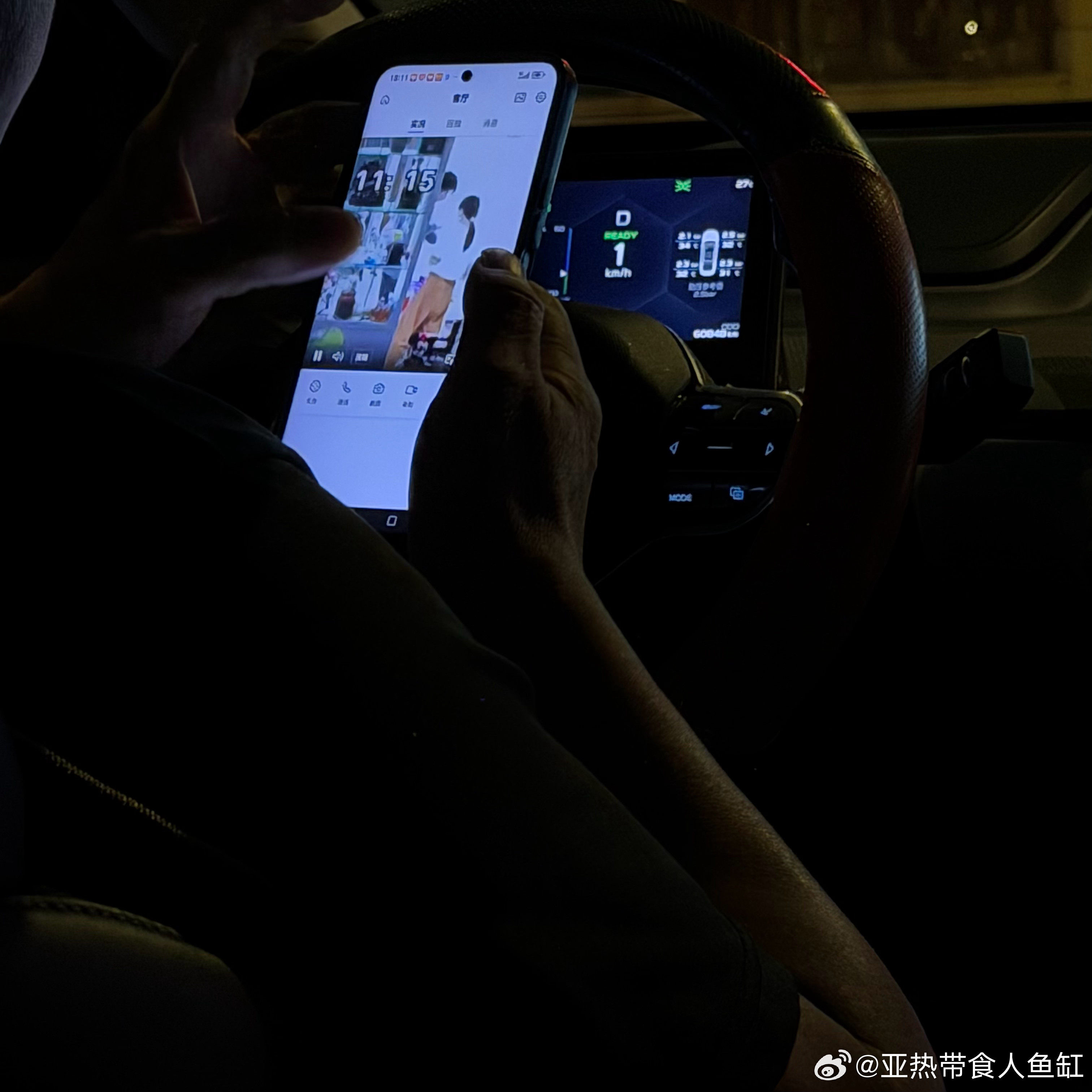 忘了发今天打车回家遇到司机在用监控捉奸他开得超快然后堵车又一直急刹车然后他手都抖了我当时已经想吐了我