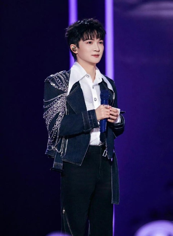 有些人的“无缝衔接”是工作安排，周深的“无缝衔接”是生命形态。舞台对他而言不是任