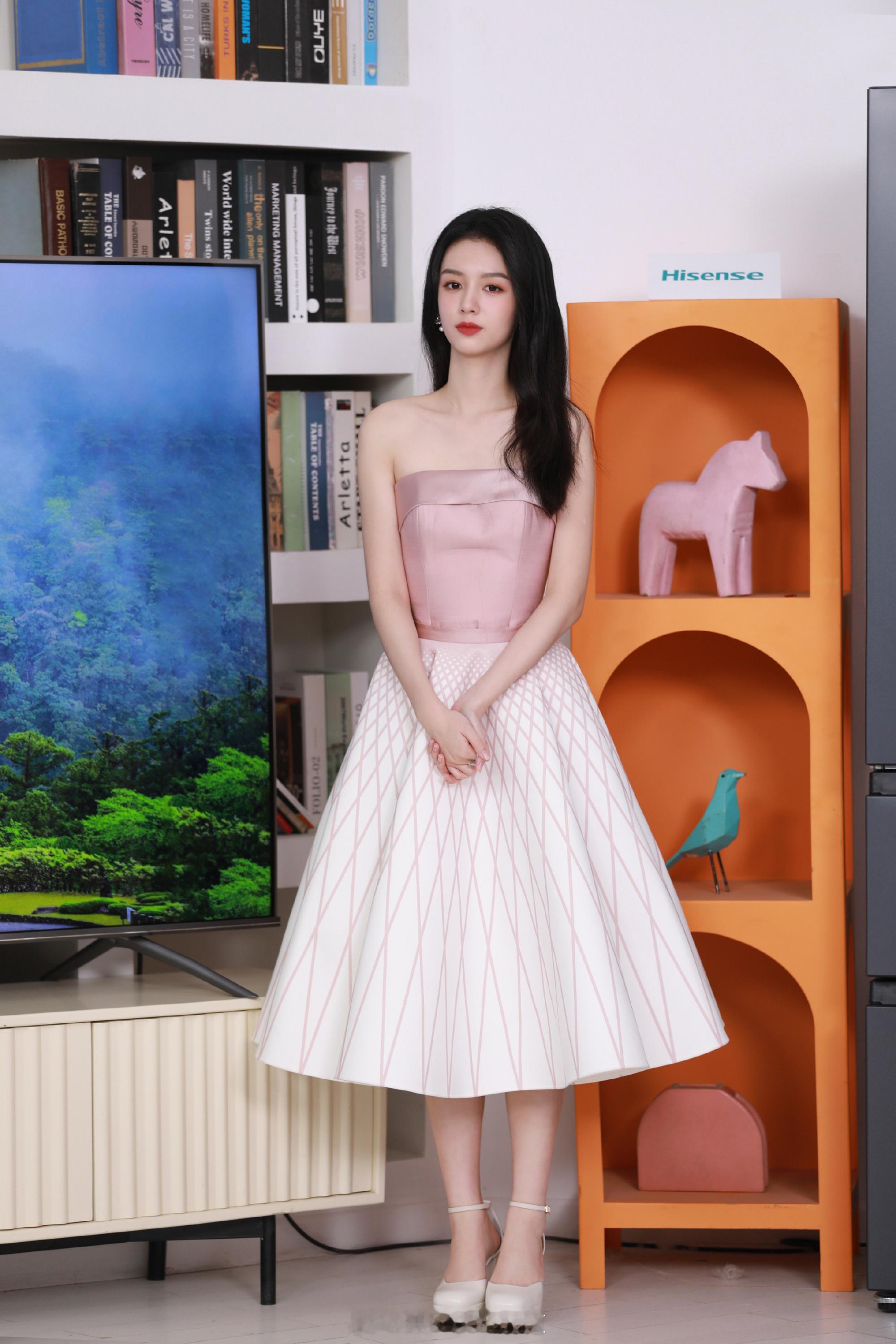 周也缎面抹胸长裙少女感写真