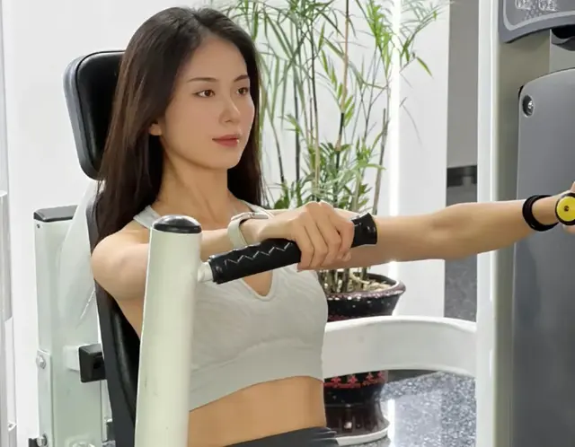 小姐姐健身房的快乐,夏天想穿什么就穿什么