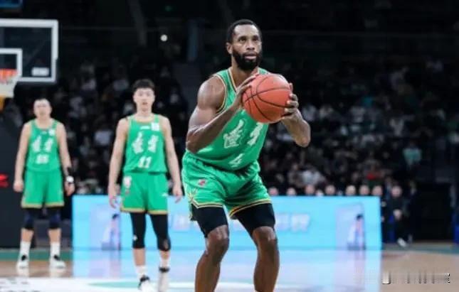 实话实说，我不太看好弗格加盟上海后会给球队带来质的飞跃，理由是：1、弗格已经3